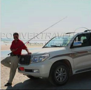 Pesca dalla costa nel mare in Oman, nel Dhofar.